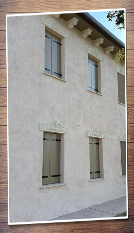 Scuri esterni in legno.